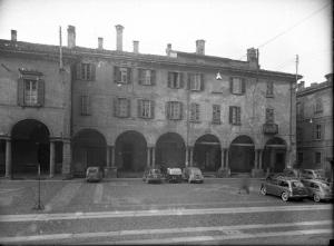 Pavia - piazza Duomo - palazzo Vescovile - negozi