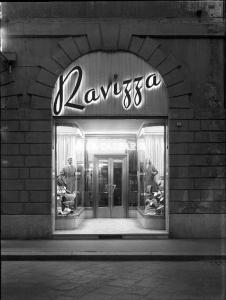 Pavia - Corso Strada Nuova 61 - Palazzo Garrone Carbonara - negozio - Ravizza Confezioni - vetrine