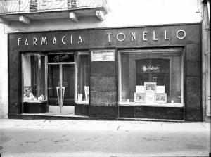 Pavia - Corso Strada Nuova 16 - negozio - Farmacia A.B.Tonello - esterno