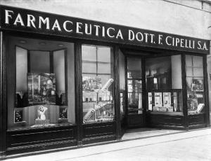 Pavia - Corso Garibaldi - negozio - Farmacia F. Cipelli (già Comini, poi Ponzio) - esterno