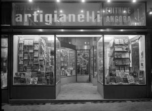 Pavia - Corso Cavour - negozio - Libreria Artigianelli - vetrina
