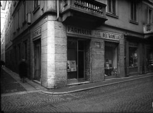 Pavia - città - Corso Cavour 19 - negozio - Farmacia Beltramelli (già Nascimbene) - vetrine