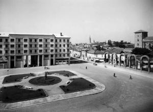 Pavia - piazza Emanuele Filiberto - angolo sud ovest