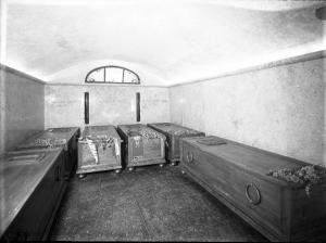 Gropello Cairoli (Pv) - Casa Cairoli - cappella funebre - interno - cripta