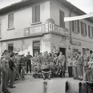 Corbetta - Gruppo di persone davanti al "Ristorante bar centrale"