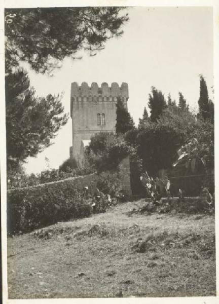 Anacapri - Castello di Materita - Torre merlata