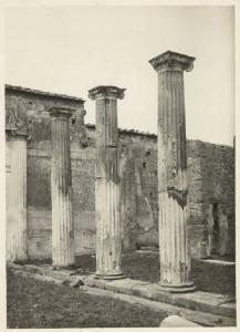 Sito archeologico - Pompei - Casa del fauno - Colonne ioniche del peristilio