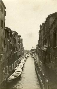 Venezia - Canale con gondole