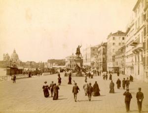 Venezia - Riva degli Schiavoni e Monumento a Vittorio Emanuele