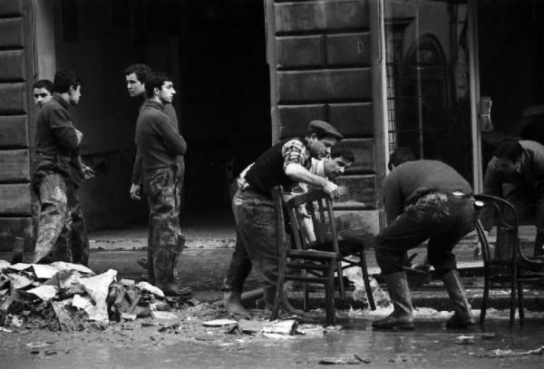 Firenze - Alluvione del 1966 - Sgombro delle macerie - Volontari al lavoro