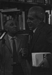 Milano - Libreria Einaudi - Presentazione del libro "L'incompleto" di Francesco Leonetti - Francesco Leonetti e Elio Vittorini scrittori