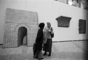 Milano - Palazzo Reale - Sala della Cariatidi - Mostra degli scultori Giuseppe Spagnulo e Gianfranco Pardi - Inaugurazione - Due donne