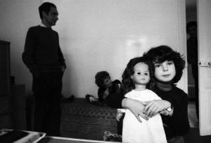 Parigi - Giovanna Calvino con il padre Italo Calvino e la madre Chiquita nella loro casa