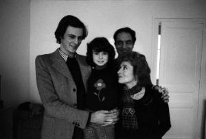 Parigi - Giovanna Calvino con Marcello Weil, il padre Italo Calvino e la madre Chiquita nella loro casa