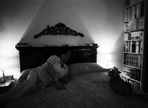 Roma - Casa di Maria Bellonci - Maria Bellonci col suo gatto nella stanza da letto