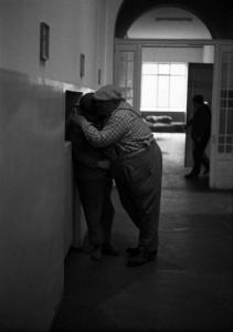 Gorizia - Ospedale psichiatrico - Interno - Corridoio - Due malati abbracciati