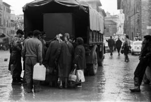 Firenze - Alluvione del 1966 - Distribuzione dei viveri