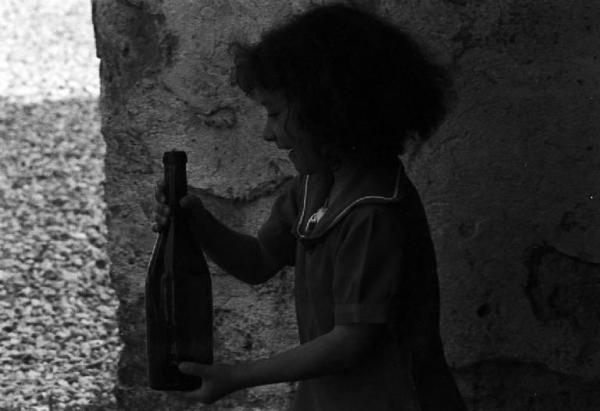 Binasco - Cascina - Bambina con bottiglia
