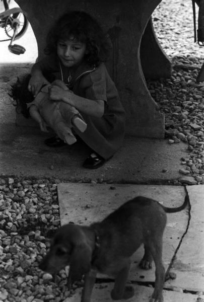Binasco - Cascina - Cortile - Bambina con bambola e cane