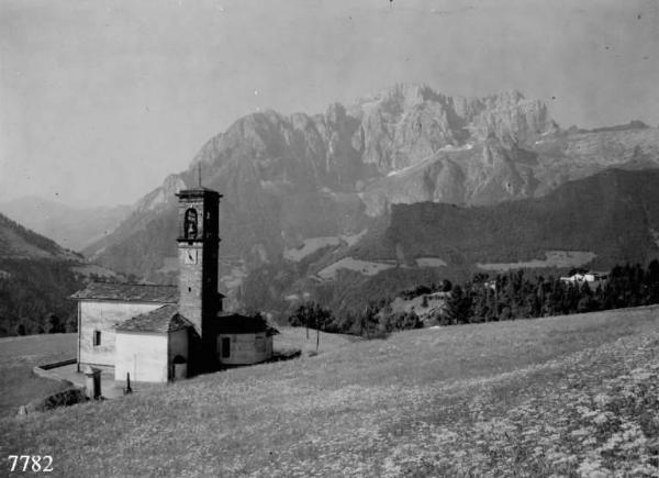 Val di Scalve - Veduta con una chiesa