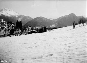 Cantoniera della Presolana - Albergo - Pista da sci con sciatori