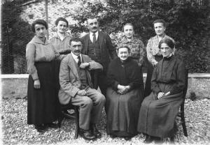 Ritratto di famiglia all'aperto - Pietro Franzoni con donne e un uomo