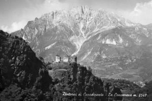 Cimbergo - Ruderi del castello e massiccio della Concarena