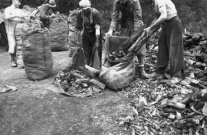 Vestone - Insaccatura del carbone da legna - Carbonai e guardie forestali al lavoro