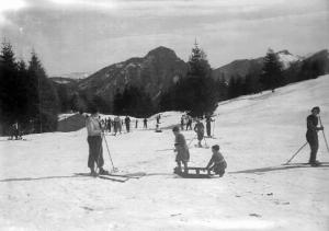 Cantoniera della Presolana - Pista da sci - Sciatori e bambini con slitta