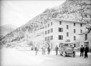 Val di Scalve - Strada - Macchina e uomini vicino a un edificio