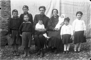 Ritratto di famiglia all'aperto - Coppia con bambini in divisa da balilla