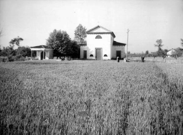 Palazzolo sull'Oglio - Località San Pancrazio - Azienda Agricola Vezzoli - Edificio in un campo