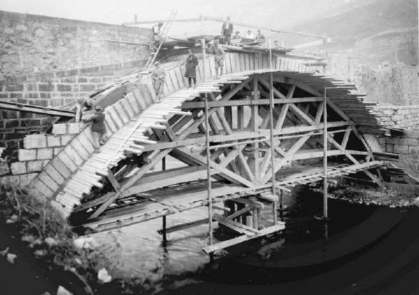 Breno - Fiume Oglio - Ponte - Cantiere - Operai in posa e al lavoro