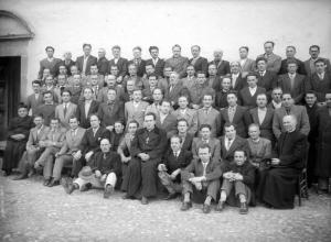 Ritratto di gruppo all'aperto - Uomini con sacerdoti