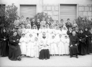 Ritratto di gruppo - Prima Comunione - Bambini con sacerdoti e suore - Berzo Demo