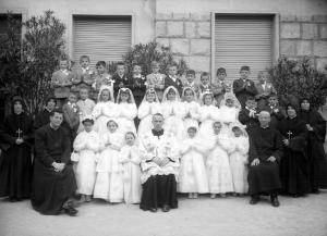 Ritratto di gruppo - Prima Comunione - Bambini con sacerdoti e suore - Berzo Demo