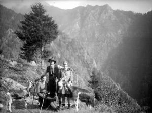 Val Rabbia - Pastore con capre e due donne