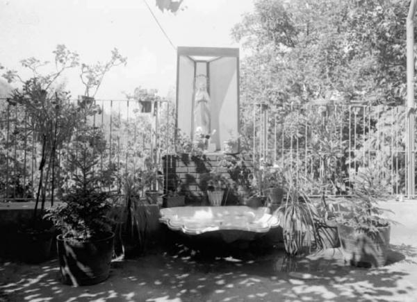 Prestine - Istituto delle suore Canossiane - Giardino con statua della Madonna