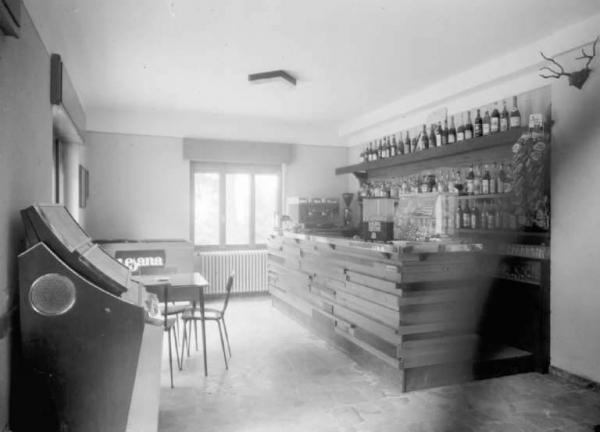 Ceto - Località Nadro - Trattoria bar Pigna - Bancone per il servizio e juke box