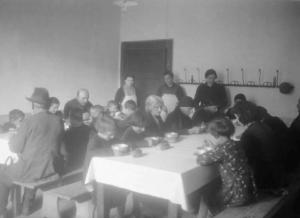 Valle Camonica - Mensa - Interno - Uomini, donne e bambini durante il pasto