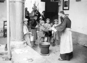 Piancogno - Località Annunciata - Convento della SS. Annunciata - Frate distribuisce cibo ai poveri