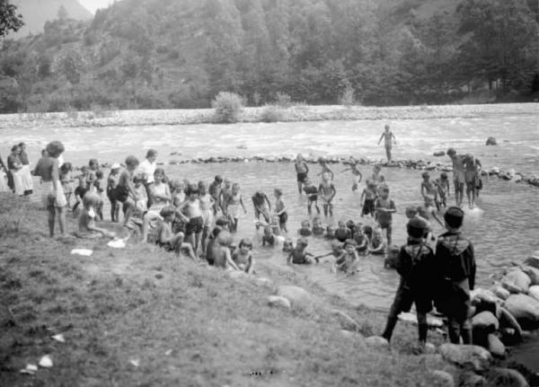 Cividate Camuno - Colonia elioterapica - Bambini al fiume