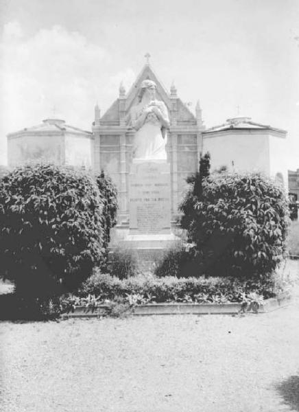 Palazzolo sull'Oglio - Località San Pancrazio - Monumento ai caduti di Capriolo