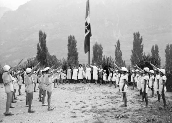 Angolo Terme - Colonia elioterapica - Bambini fanno il saluto fascista davanti alla bandiera