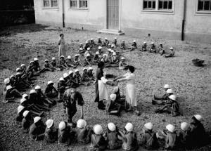 Piamborno - Colonia elioterapica - Bambini giocano in cortile