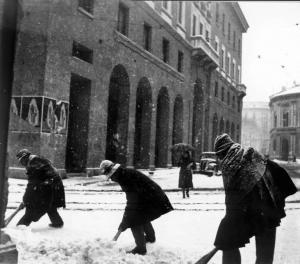 Cremona - Nevicata - Spalatori al lavoro