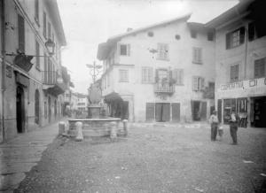 Capo di Ponte - Piazza con fontana e farmacia Tempini