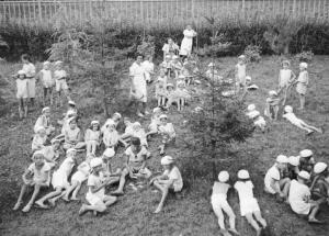 Angolo Terme - Colonia elioterapica - Bambini giocano in giardino