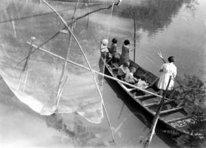 Fiume Po - Reti per la pesca - Bambini in barca