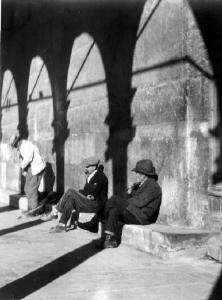 Cremona - Chiostro - Anziani seduti